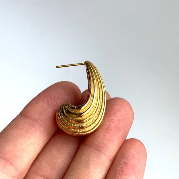 NEW ~ Anthropologie Amber Sceats Ribbed Hoop Gold Earrings - Picture 12 of 13